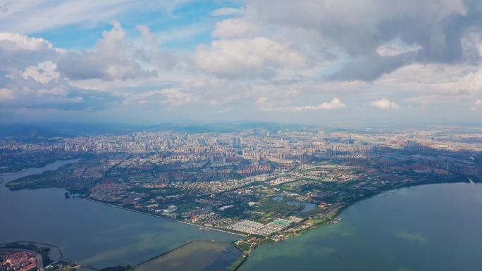 昆明西山小石林山顶俯瞰昆明城市风光