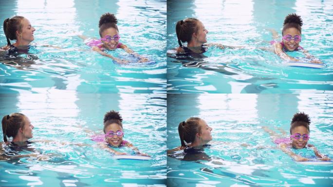 女子在游泳池中教年轻女孩游泳