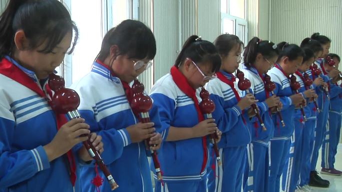 小学音乐课吹葫芦丝乐器