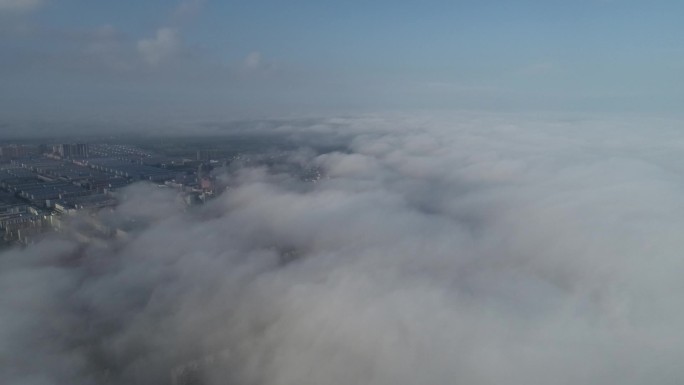 航拍嫩江市晨雾中的街景