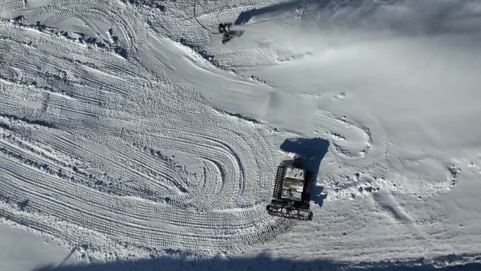 压雪车 滑雪场 造雪  压雪