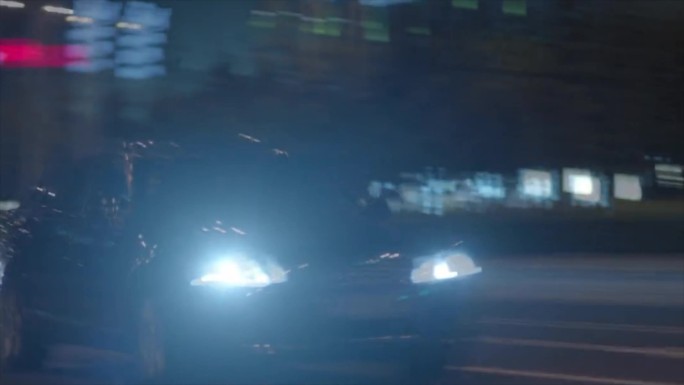 晚上一辆汽车快速驶过身边视频