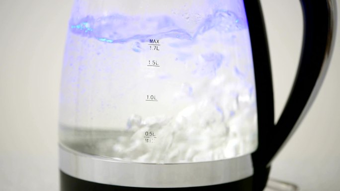 玻璃电水壶中的沸水