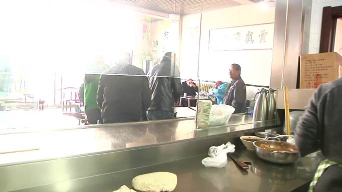 农民工到饭店吃饸饹就餐