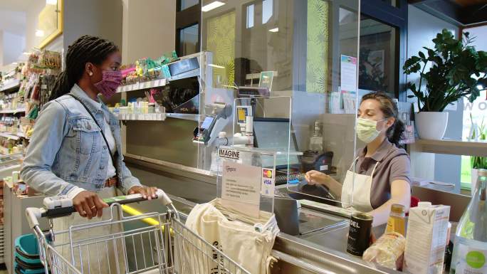 流感大流行期间在超市购买食品杂货的妇女