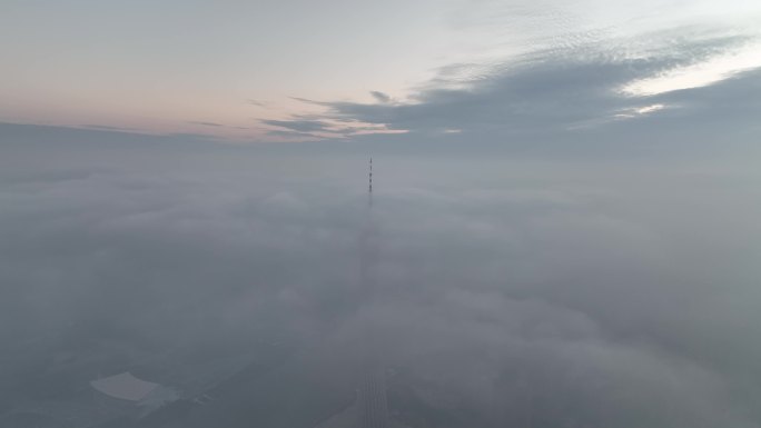 航拍广州 一塔倾城：云雾中的小蛮腰广州塔