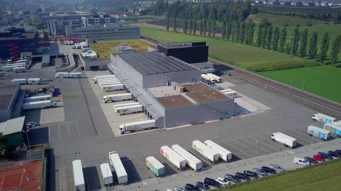 瑞士卢塞恩城外的卡车物流中心和太阳能场。