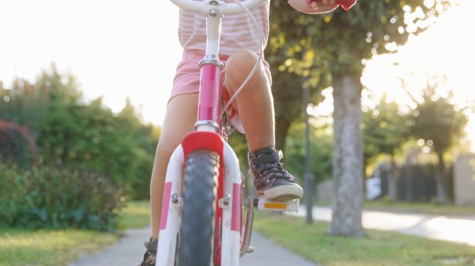 骑自行车的小男孩儿童骑自行车成长快乐童年