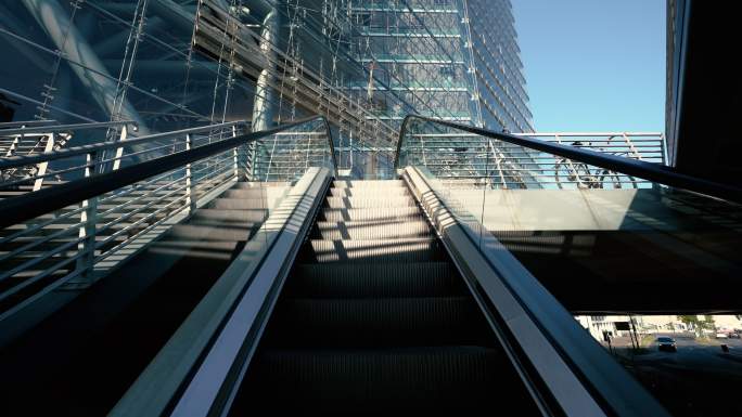 德国杜塞尔多夫的自动扶梯和摩天大楼