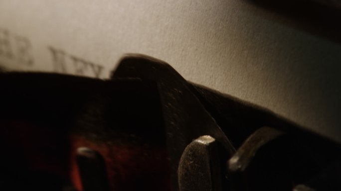 旧打字机的排字杆的锁定特写镜头