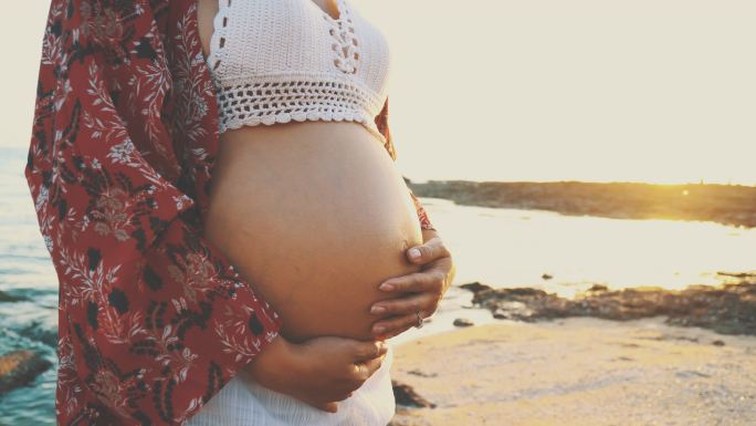 孕妇站在海滩上国外孕期外国美国英国女性
