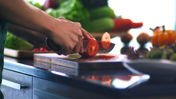 准备蔬菜：切番茄厨师制作美食食材饭店餐厅