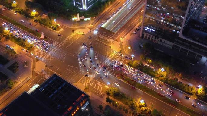 城市十字路口繁忙的车流夜景