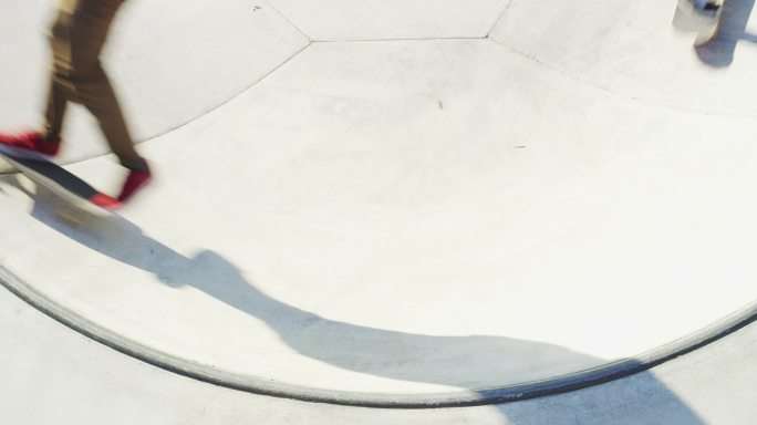 一个滑板公园里年轻男子滑板