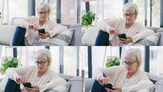 一位年长女性在家中沙发上休息时使用手机