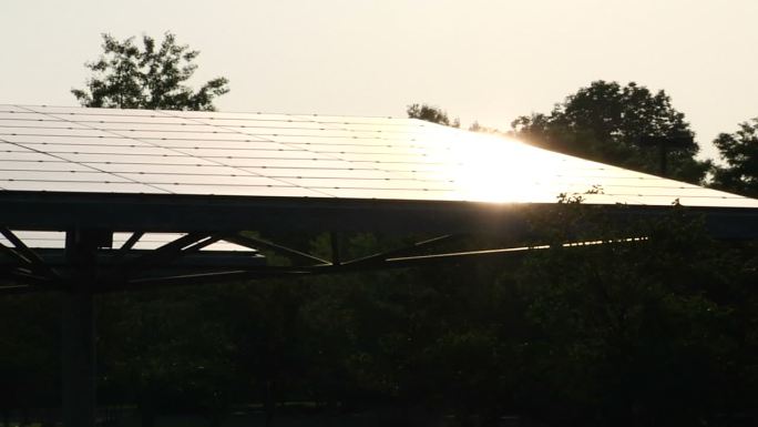 太阳能电池板。日出