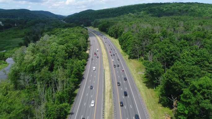 纽约州高速公路高度路行驶车辆