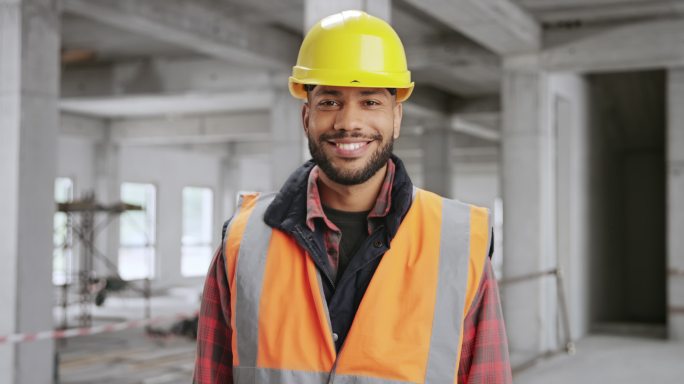 一位微笑的年轻男性建筑工人的画像