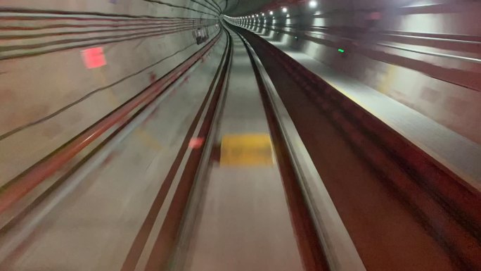 地铁第一视角隧道穿梭运动轨迹