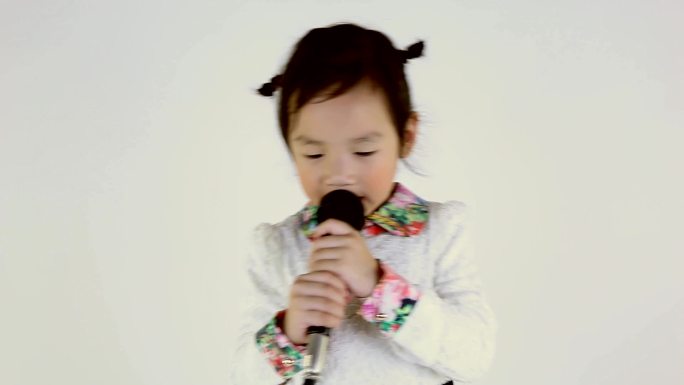 小女孩在唱歌。