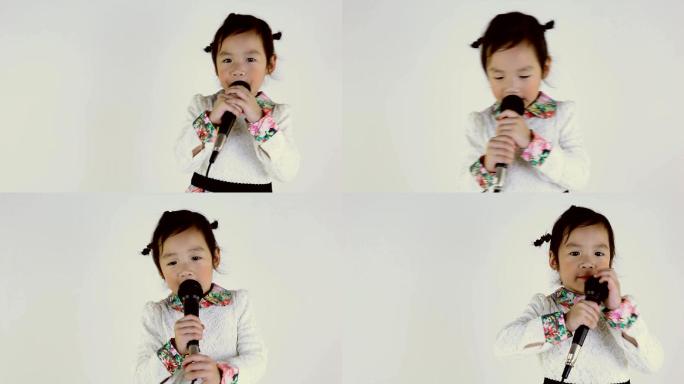 小女孩在唱歌。
