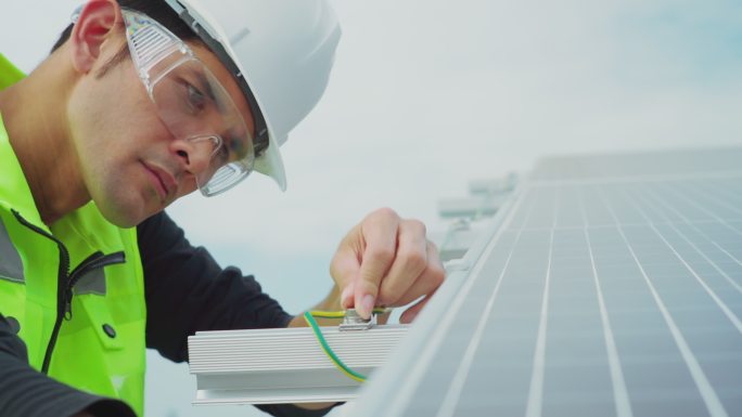 工人们安装太阳能电池板