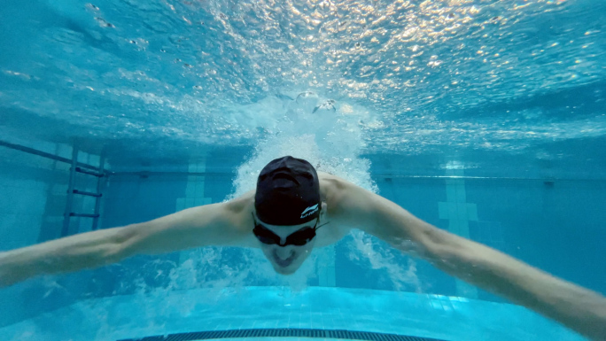 男游泳运动员跳水