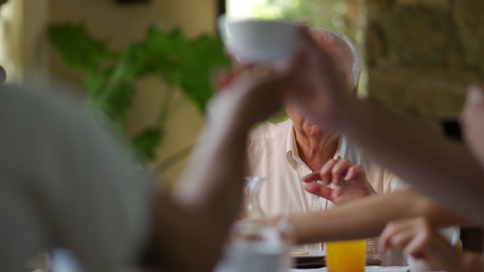 一家人在吃早餐白发老人吃饭聚餐国外老年暮