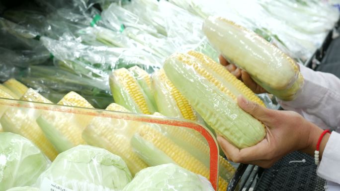 超级市场选购玉米生态无污染挑选买菜菜价对