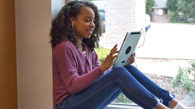 女中学生在学校使用数字平板电脑