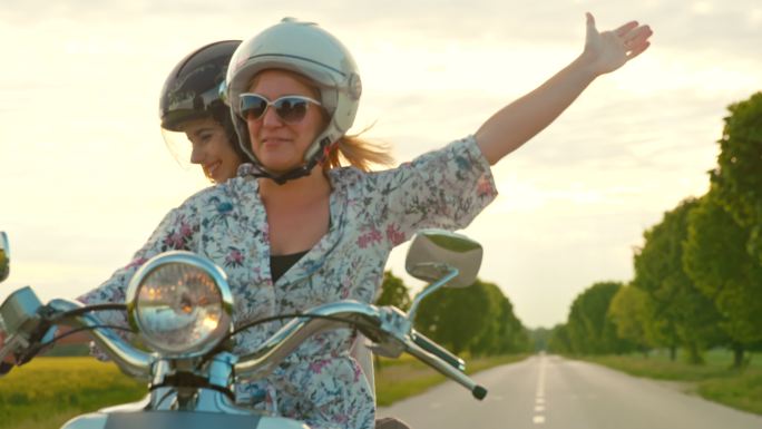 慢动作女性朋友喜欢骑复古轻便摩托车