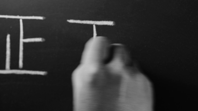 拿粉笔在黑板上写正字统计计算的人手