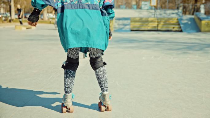 滑冰公园里年轻女子在金属杆上滑冰的慢动作