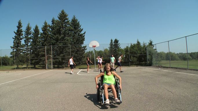 一群青少年正在篮球场上打球。