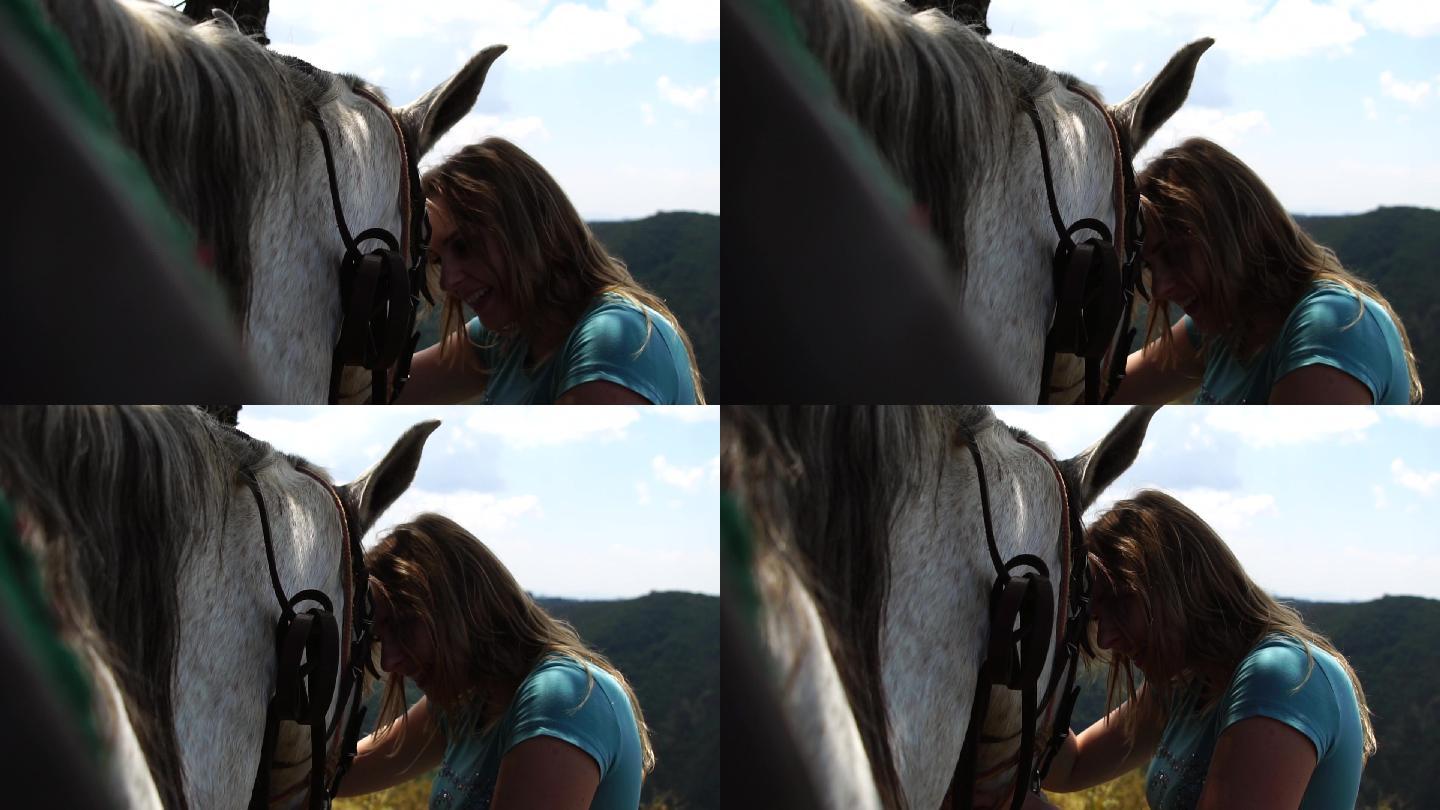照顾她的马的年轻女子