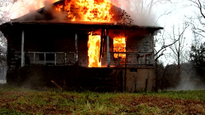 着火的房子火灾着火火势火情实拍视频素材
