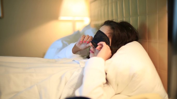 准备睡觉的女人就寝枕头视频素材护眼罩入眠