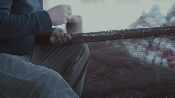渔民在清理和固定渔网
