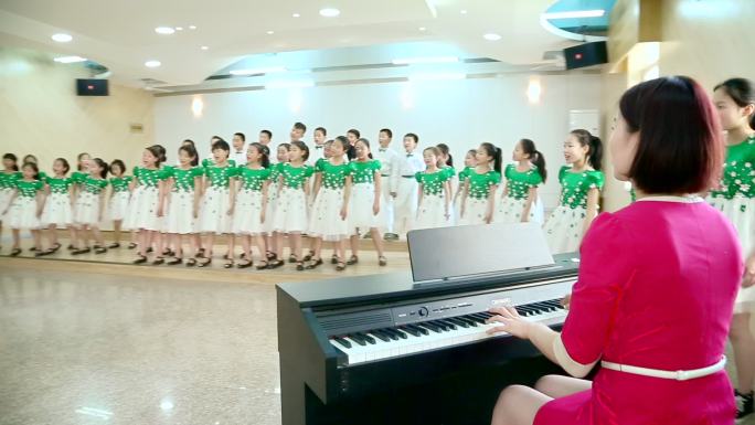学校小学合唱社团音乐教室钢琴伴奏合唱团