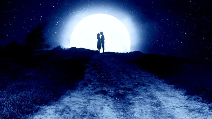 夜晚，月亮在山上依偎着一对情侣。