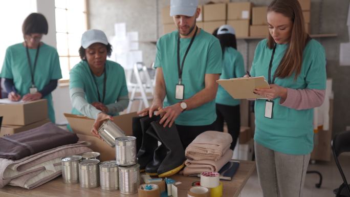 不同志愿者在慈善食品银行打包捐款箱