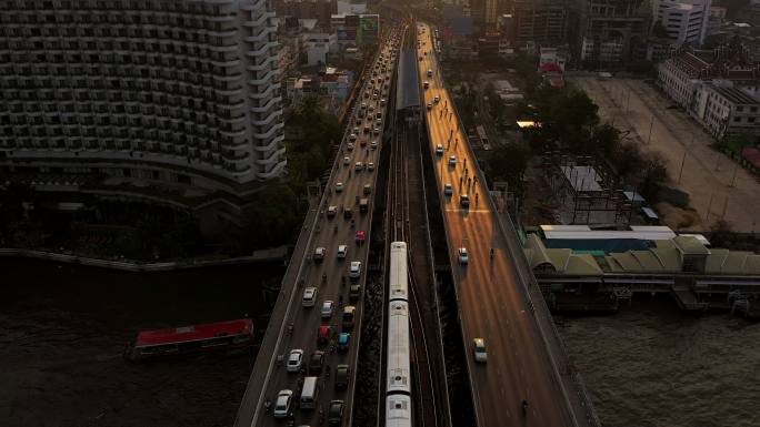 日落时曼谷鸟瞰图车流量上下班高峰期马路延