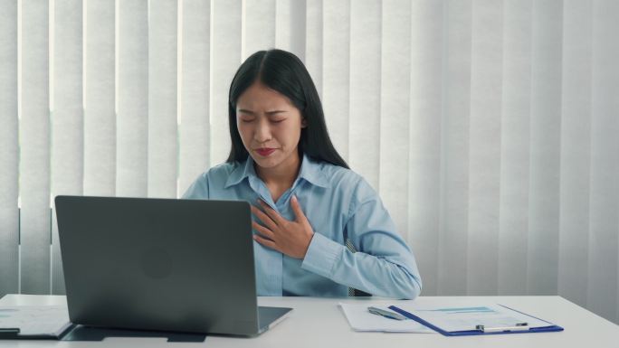 一名妇女工作时感到胸部疼痛。