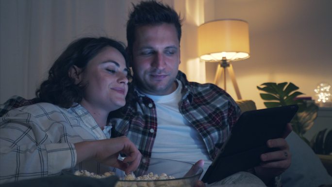 一对浪漫的情侣喜欢在家看电影。