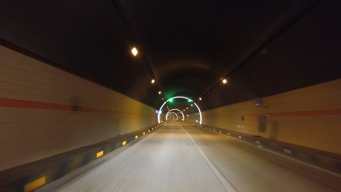 汽车驾驶过公路隧道