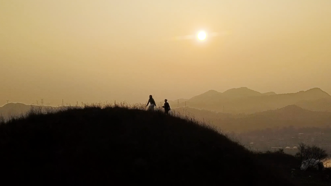 翻山越岭，登顶巅峰的驴友，徒步旅行的勇者