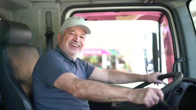 一位坐在驾驶室的男性卡车司机的肖像