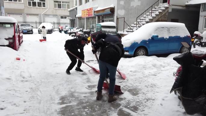 暴雪天气城管督促检查临街商户扫雪