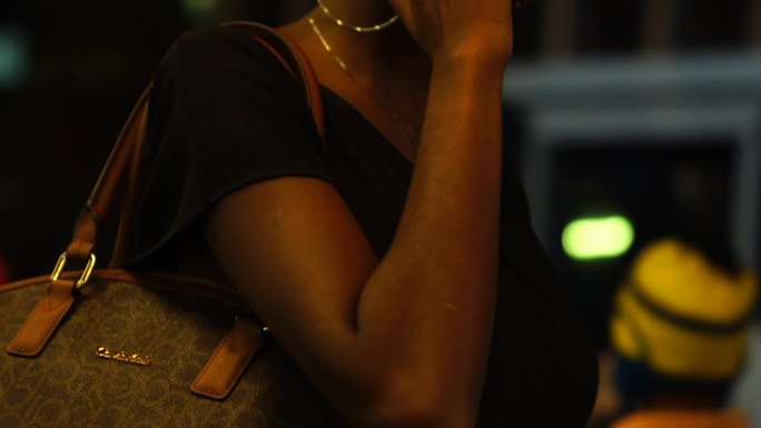 妇女在城市街头使用手机