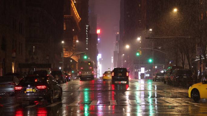 雨夜的城市灯光城市生活旅游目的地黄色出租